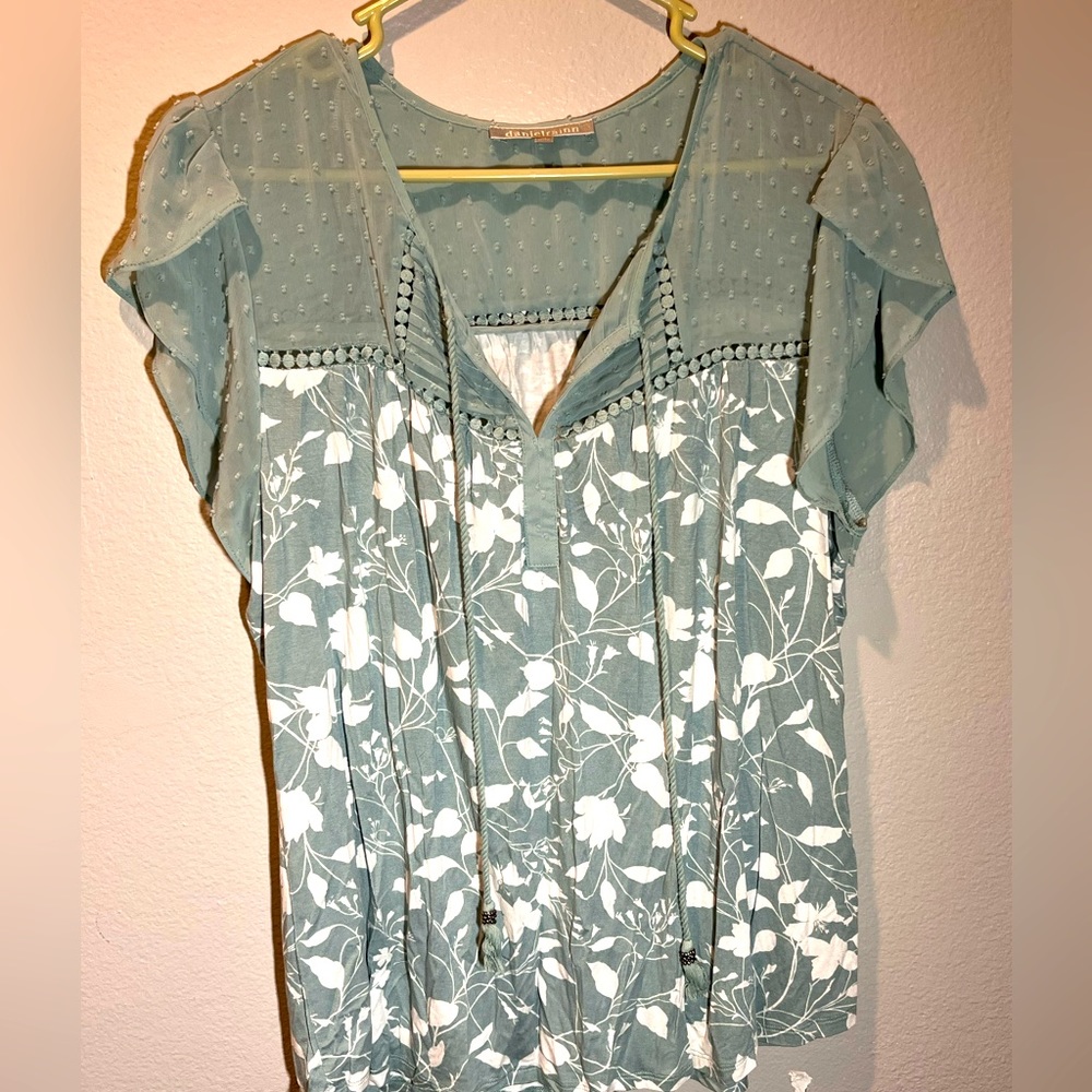 XL flutter sleeve blouse